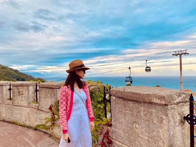 昆凌|昆凌晒周杰伦视角荡秋千照，一袭白裙美若仙子，回眸甜笑超迷人