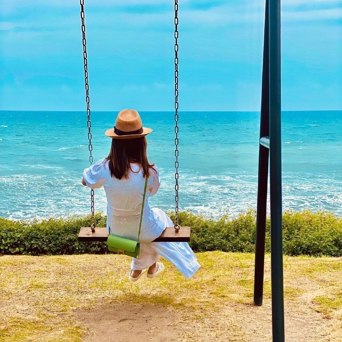 昆凌|昆凌晒周杰伦视角荡秋千照，一袭白裙美若仙子，回眸甜笑超迷人