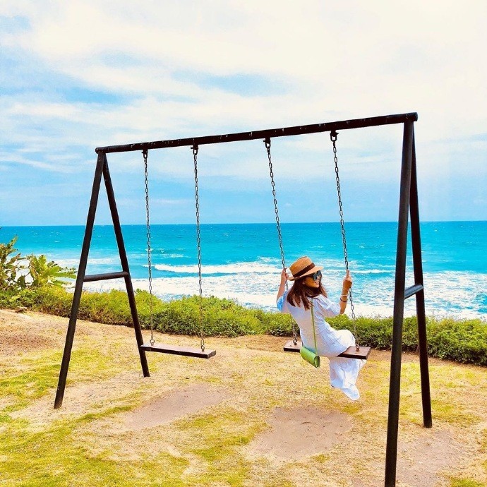 昆凌|昆凌晒周杰伦视角荡秋千照，一袭白裙美若仙子，回眸甜笑超迷人