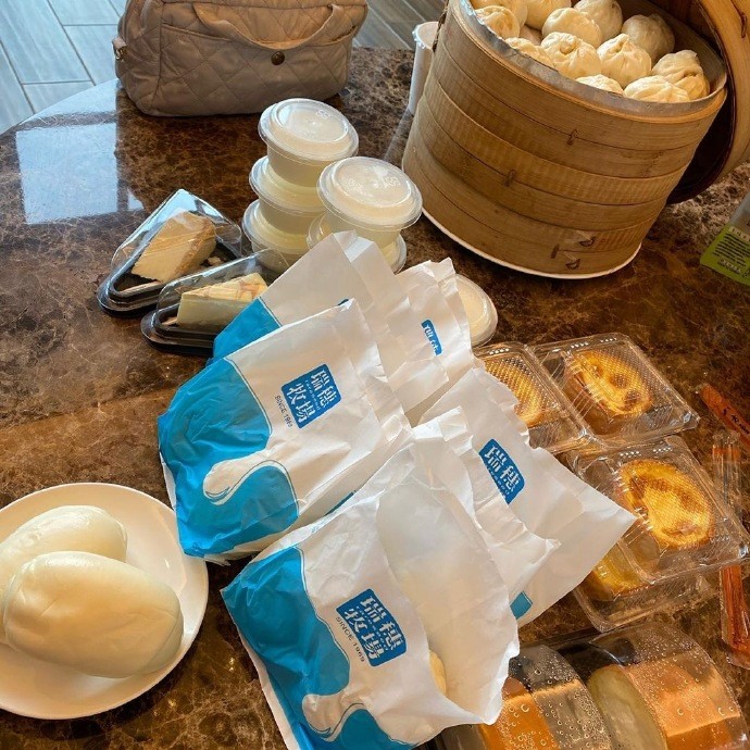 昆凌|昆凌晒周杰伦视角荡秋千照，一袭白裙美若仙子，回眸甜笑超迷人