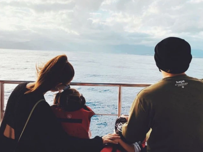 昆凌|昆凌晒周杰伦视角荡秋千照，一袭白裙美若仙子，回眸甜笑超迷人