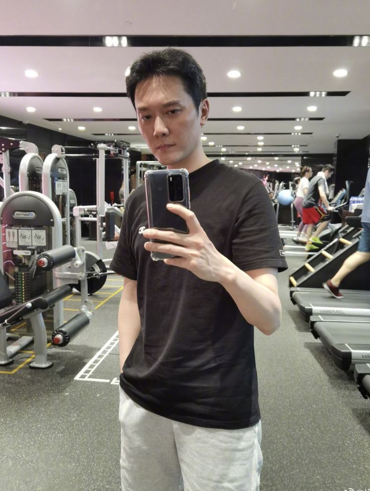 赵丽颖|赵丽颖为老公庆生，罕见晒照还换了头像，手上宝石钻戒亮眼