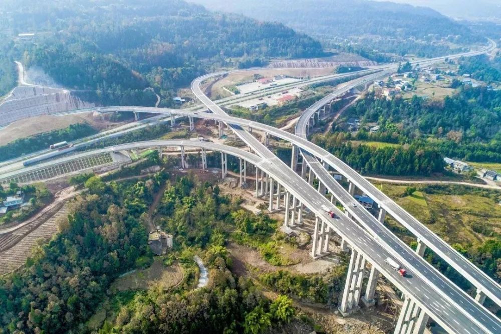 巴万高速公路即四川巴中市到四川万源市高速公路,是成(都)万(源)高速