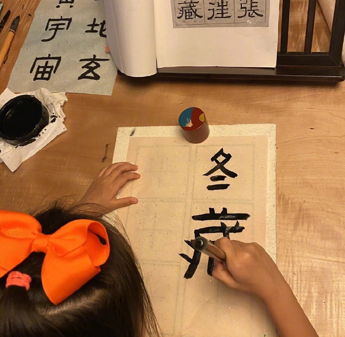孙俪|孙俪假日与6岁女儿一起写字讨论，小花乖巧懂事，被妈妈视为好闺蜜