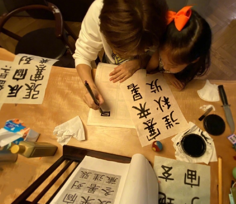 孙俪|孙俪假日与6岁女儿一起写字讨论，小花乖巧懂事，被妈妈视为好闺蜜