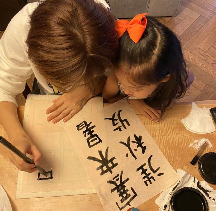 孙俪|孙俪假日与6岁女儿一起写字讨论，小花乖巧懂事，被妈妈视为好闺蜜