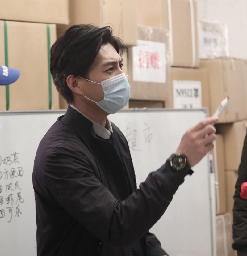 管理松散到逐渐走上正轨,在方舱医院院长胡庆生(靳东饰)的带领下,党