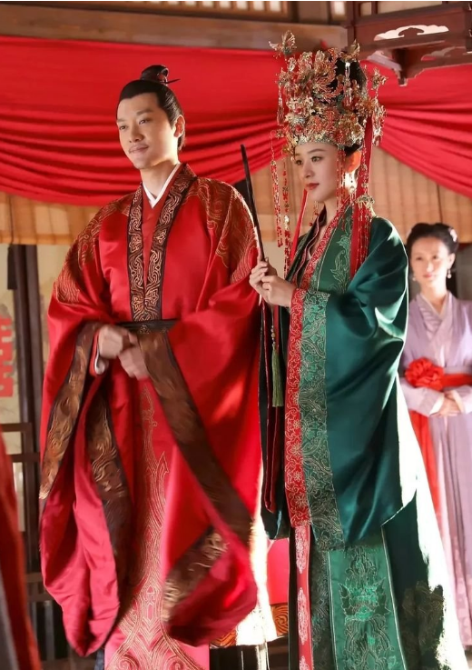 冯绍峰|赵丽颖为冯绍峰庆生 婚变传闻不攻自破