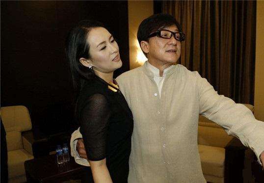 有种"尴尬"叫成龙被抓拍照,看过8张照片,选选哪张更尴尬?