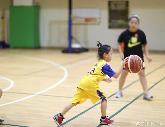 孙俪|孙俪假日与6岁女儿一起写字讨论，小花乖巧懂事，被妈妈视为好闺蜜