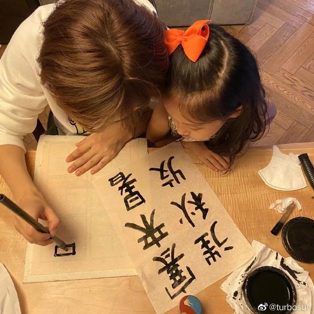 孙俪|孙俪带女儿练书法，小花正脸神似妈妈，因写不好毛笔字哭到睡不着