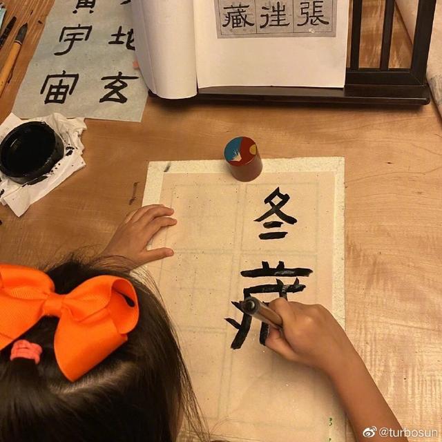 孙俪|孙俪带女儿练书法，小花正脸神似妈妈，因写不好毛笔字哭到睡不着