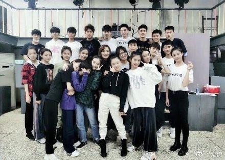 孙俪|孙俪带女儿练书法，小花正脸神似妈妈，因写不好毛笔字哭到睡不着