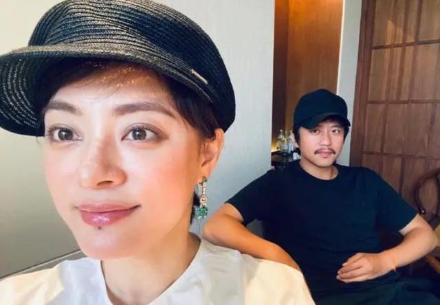 孙俪|孙俪带女儿练书法，小花正脸神似妈妈，因写不好毛笔字哭到睡不着