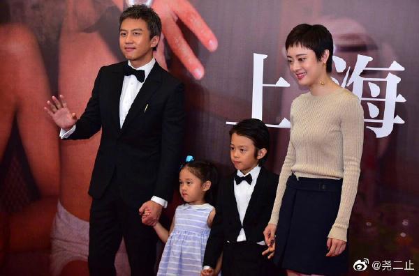 孙俪|孙俪带女儿练书法，小花正脸神似妈妈，因写不好毛笔字哭到睡不着