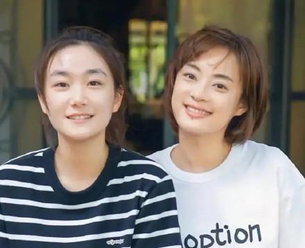 孙俪|孙俪带女儿练书法，小花正脸神似妈妈，因写不好毛笔字哭到睡不着