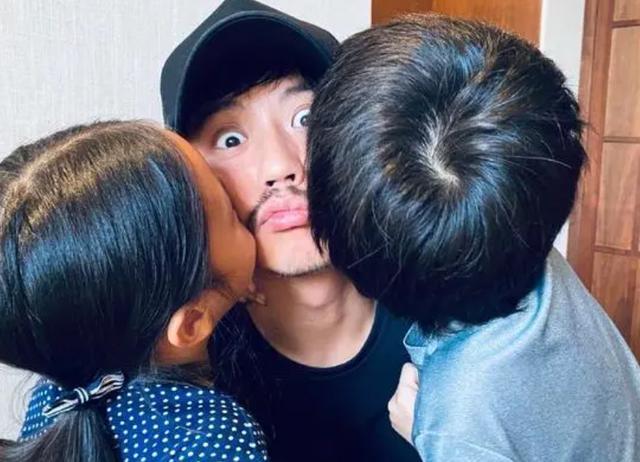 孙俪|孙俪带女儿练书法，小花正脸神似妈妈，因写不好毛笔字哭到睡不着