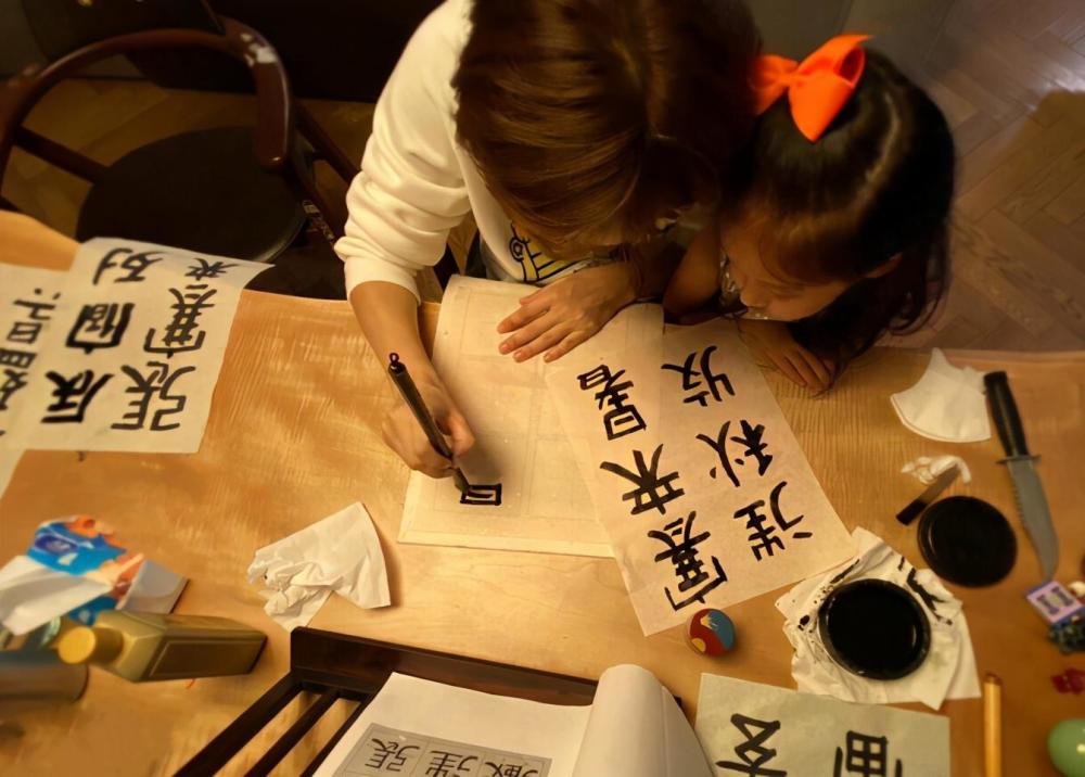 孙俪|孙俪带女儿练书法，小花正脸神似妈妈，因写不好毛笔字哭到睡不着