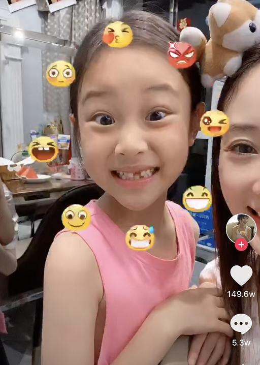 李小璐|李小璐好妈妈人设崩塌？频晒母女互动视频，却称甜馨影响自己行走江湖