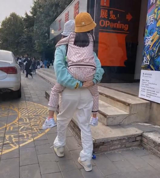 李小璐|李小璐好妈妈人设崩塌？频晒母女互动视频，却称甜馨影响自己行走江湖