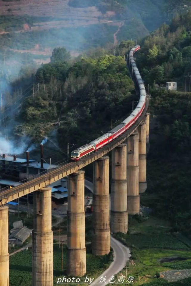 国庆特刊走近成昆铁路从绿皮车到绿巨人