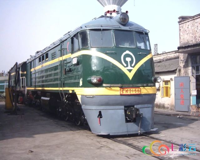 但是因为成昆铁路沿线上坡路段非常多,是"东风型"的内燃机车负责牵引