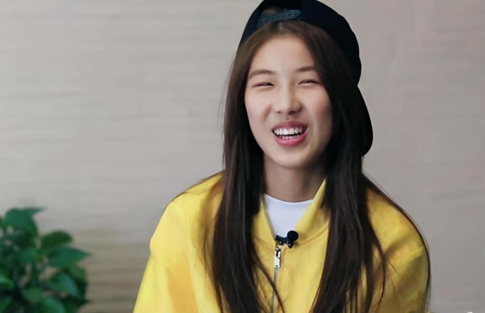 那个吃饭靠人喂,一个月花4万的16岁"富养女",现在怎么样了