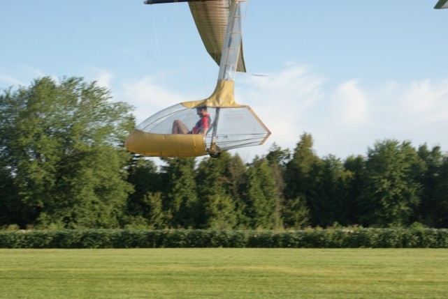 是研究达芬奇的直升机图纸,他们制造了一台名为:"雪鸟"的人力飞行器
