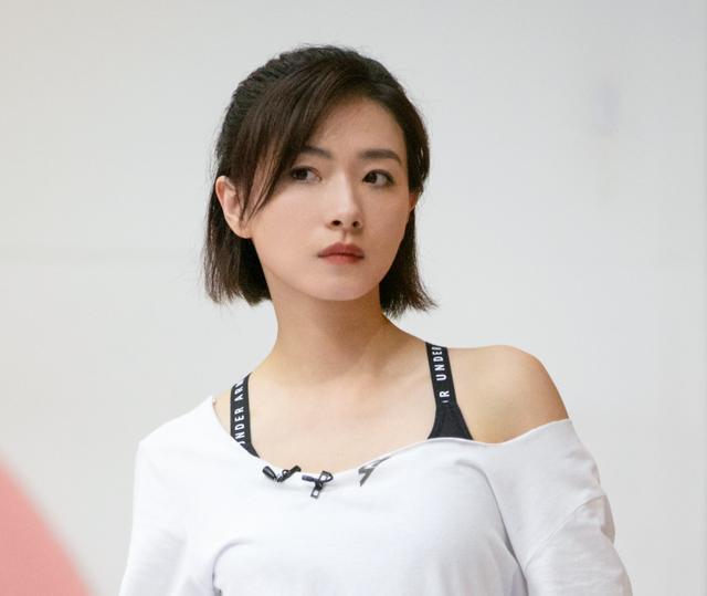 徐峥|浪姐团综路透太尴尬，七人同框无互动黄龄专注玩手机，徐峥成亮点