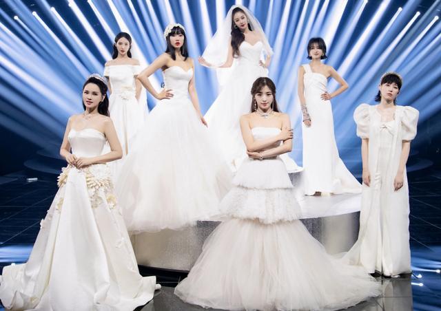 徐峥|浪姐团综路透太尴尬，七人同框无互动黄龄专注玩手机，徐峥成亮点