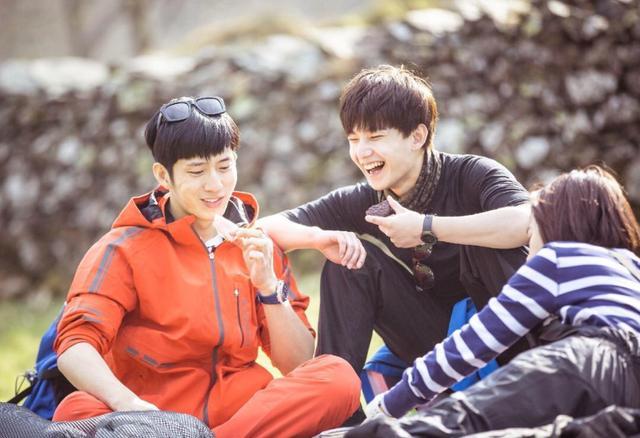 徐峥|浪姐团综路透太尴尬，七人同框无互动黄龄专注玩手机，徐峥成亮点