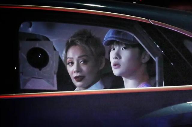 徐峥|浪姐团综路透太尴尬，七人同框无互动黄龄专注玩手机，徐峥成亮点