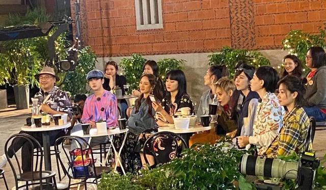 徐峥|浪姐团综路透太尴尬，七人同框无互动黄龄专注玩手机，徐峥成亮点