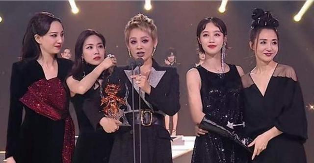 徐峥|浪姐团综路透太尴尬，七人同框无互动黄龄专注玩手机，徐峥成亮点