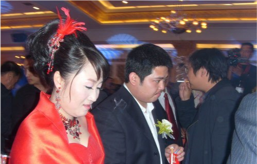 赵本山|赵本山前妻女儿罕见露面，打扮朴素不像富家女，与丈夫带孩子出门