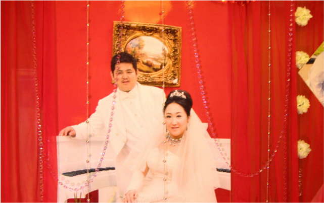 赵本山|赵本山前妻女儿罕见露面，打扮朴素不像富家女，与丈夫带孩子出门