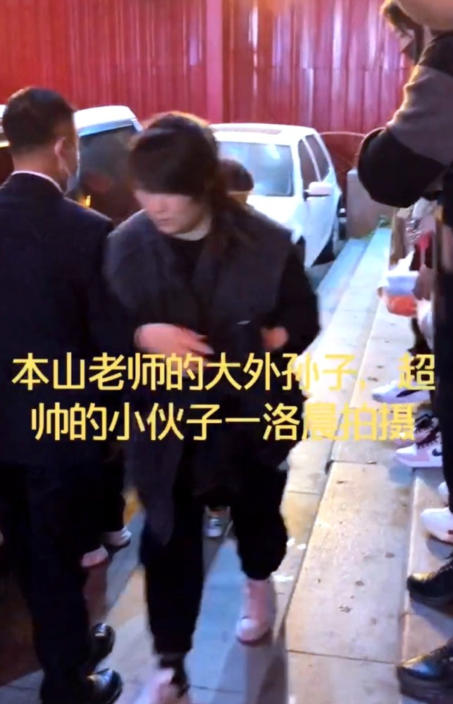 赵本山|赵本山前妻女儿罕见露面，打扮朴素不像富家女，与丈夫带孩子出门