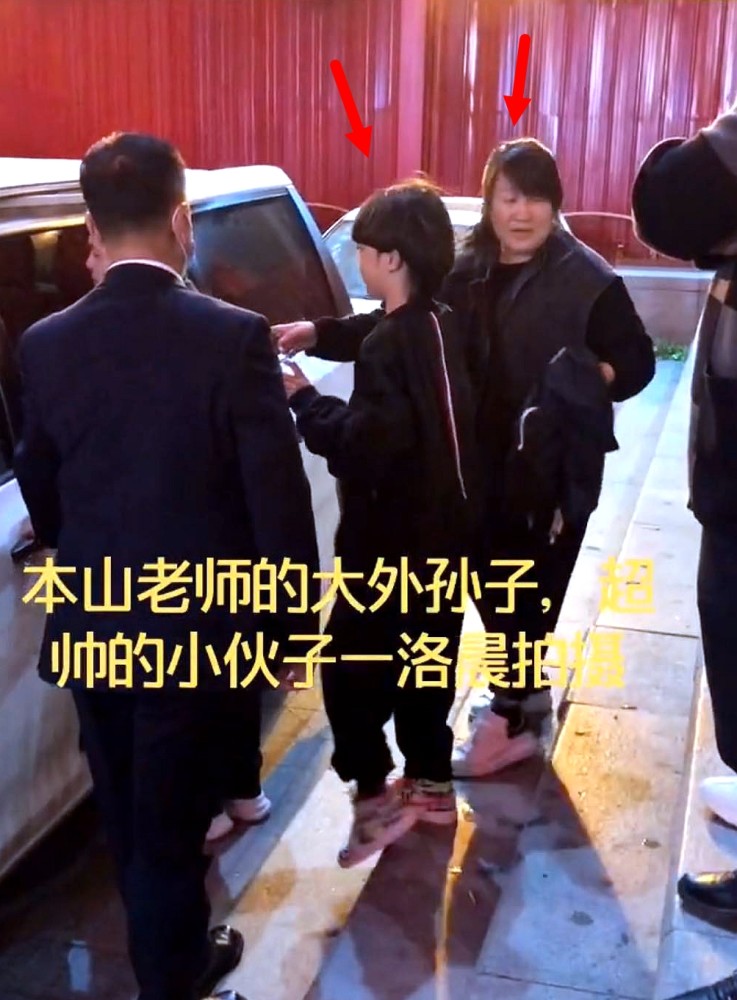 赵本山|赵本山前妻女儿罕见露面，打扮朴素不像富家女，与丈夫带孩子出门