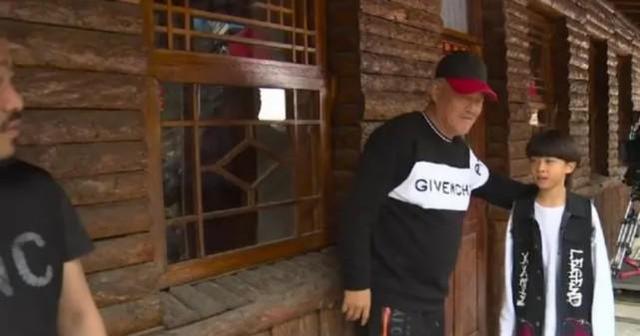 赵本山|赵本山前妻女儿罕见露面，打扮朴素不像富家女，与丈夫带孩子出门