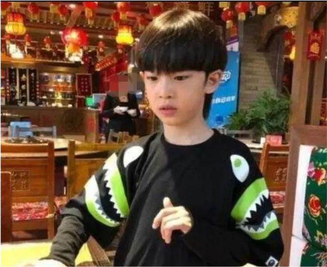 赵本山|赵本山前妻女儿罕见露面，打扮朴素不像富家女，与丈夫带孩子出门