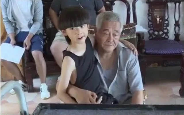 赵本山|赵本山前妻女儿罕见露面，打扮朴素不像富家女，与丈夫带孩子出门