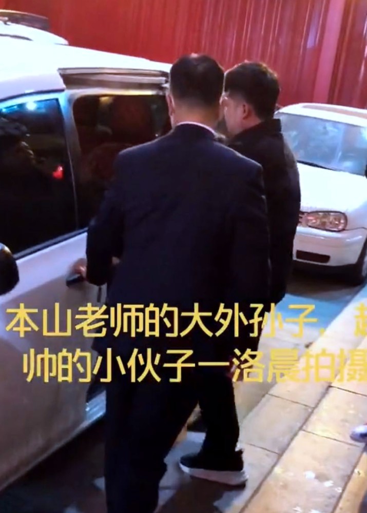 赵本山|赵本山前妻女儿罕见露面，打扮朴素不像富家女，与丈夫带孩子出门