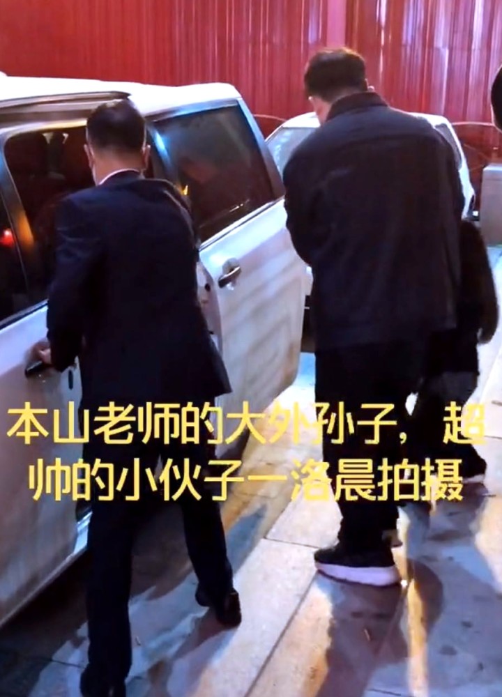 赵本山|赵本山前妻女儿罕见露面，打扮朴素不像富家女，与丈夫带孩子出门