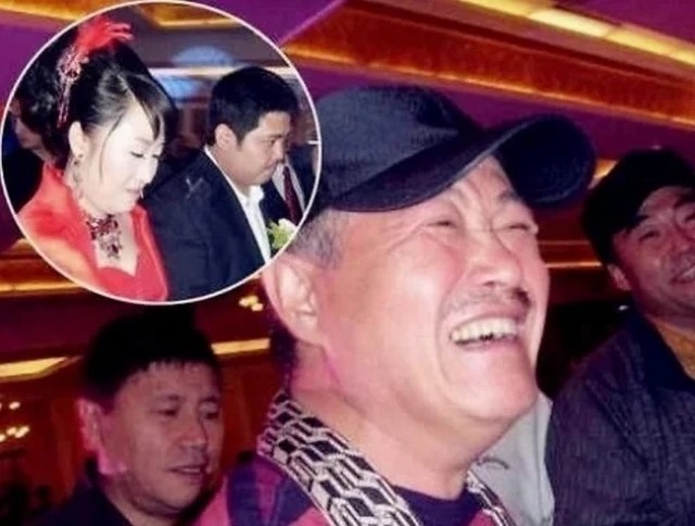 赵本山|赵本山前妻女儿罕见露面，打扮朴素不像富家女，与丈夫带孩子出门