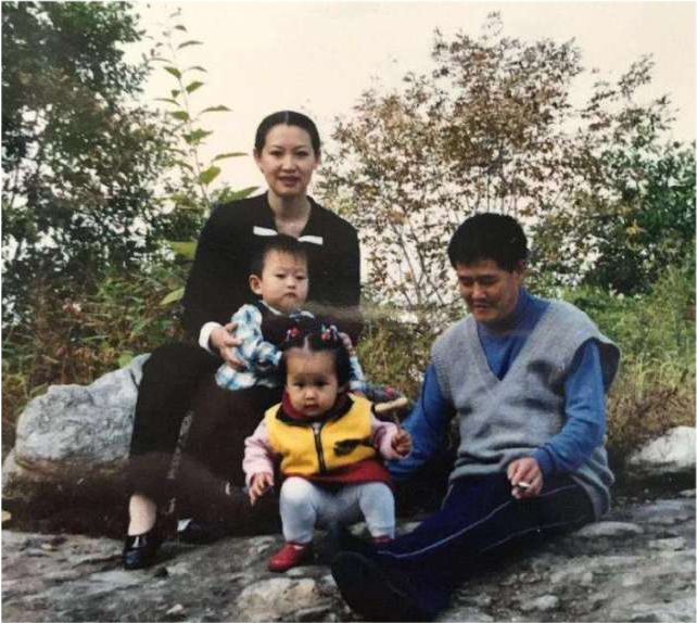 赵本山|赵本山前妻女儿罕见露面，打扮朴素不像富家女，与丈夫带孩子出门