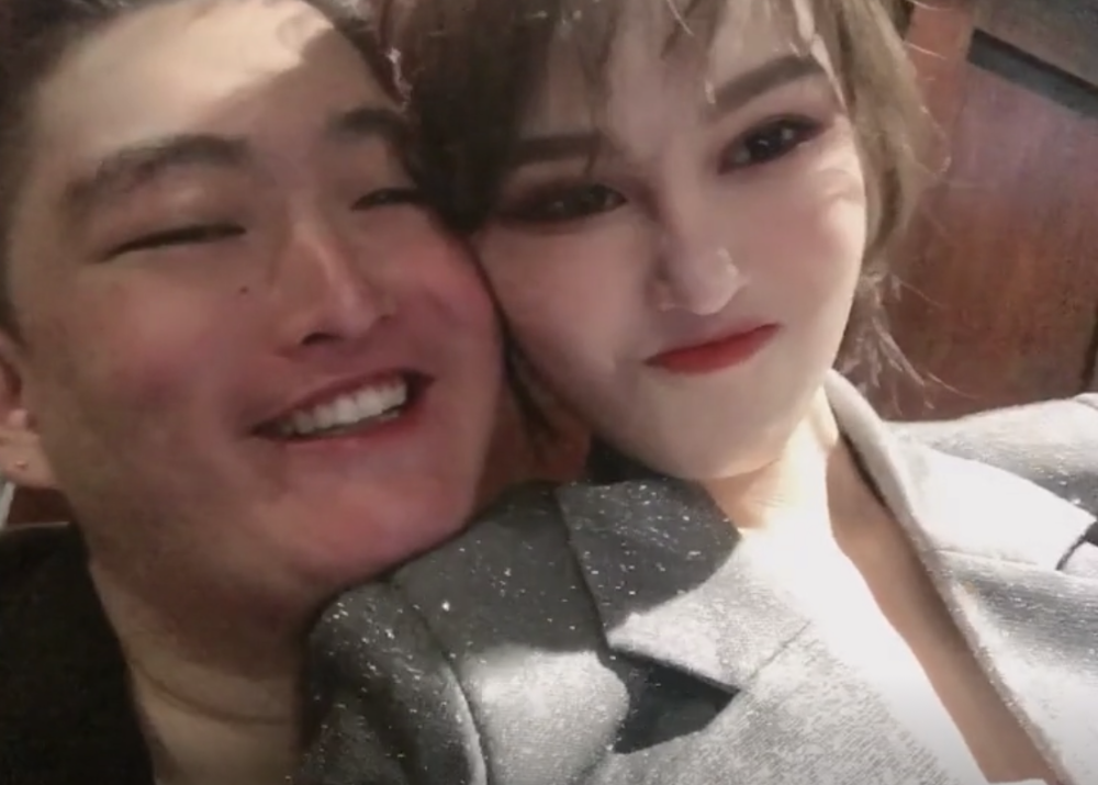 赵本山|赵本山前妻女儿罕见露面，打扮朴素不像富家女，与丈夫带孩子出门