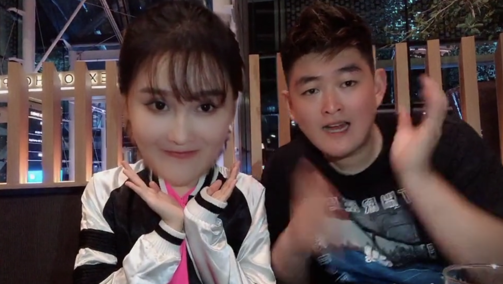 赵本山|赵本山前妻女儿罕见露面，打扮朴素不像富家女，与丈夫带孩子出门