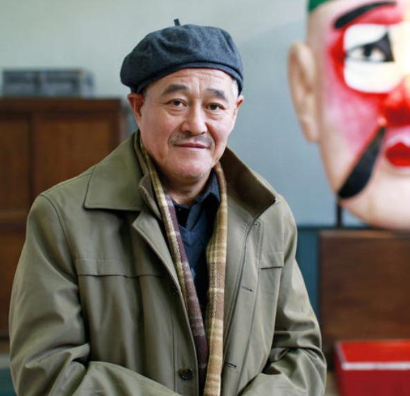 赵本山|赵本山前妻女儿罕见露面，打扮朴素不像富家女，与丈夫带孩子出门