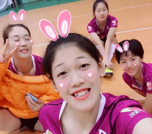 李盈莹这孩子不容易注定生活在风口浪尖磨砺将使她更成长