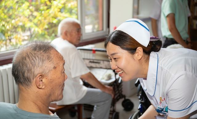 70歲老人自述子女家和養老院各住一個月才知道晚年歸宿在哪